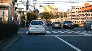 左ウインカー合図の車両 ペーパードライバー運転初心者に役立つ運転の豆知識