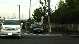 右折待ちで対向車見る 安全運転を楽しむ運転の豆知識