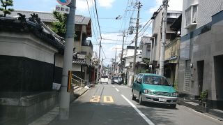 中央線のある狭い道路で対向車 ペーパードライバー運転初心者に役立つ運転の豆知識